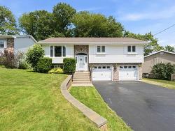 73 Wynn Castle Drive  Lower Sackville, NS B4E 2H3