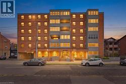 23 MAIN Street Unit# 203  Dundas, ON L9H 2P7