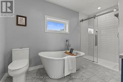 Primary ensuite 5pc bath. Tile shower/ soaker tub - 