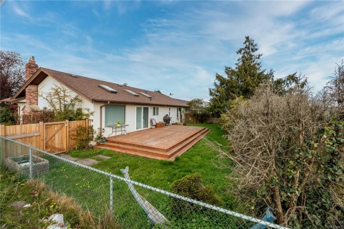 2095 Jahn Pl, Sidney, BC 