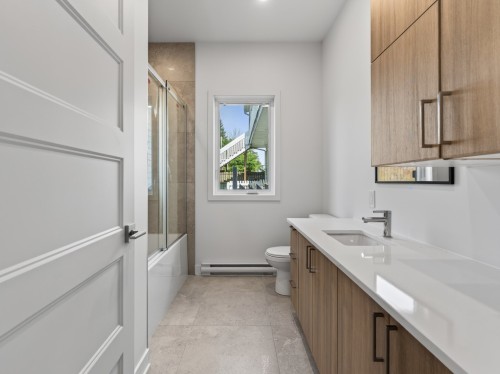 Bathroom - 4-18 Rue Ellice, Salaberry-De-Valleyfield, QC 