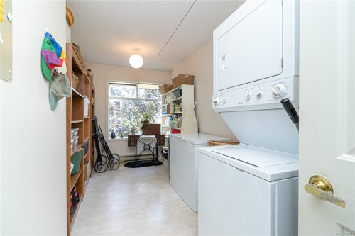 #302-2311 Mills Rd, Sidney, BC - Indoor Photo Showing Laundry Room
