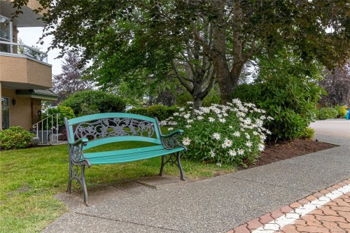 #302-2311 Mills Rd, Sidney, BC - Outdoor