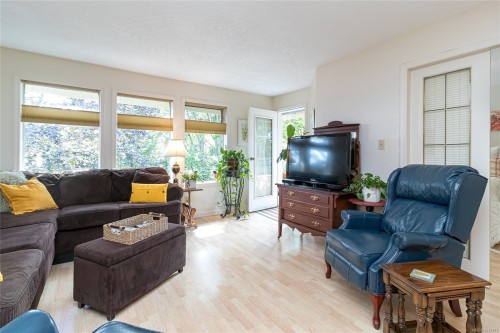 #302-2311 Mills Rd, Sidney, BC - Indoor Photo Showing Living Room