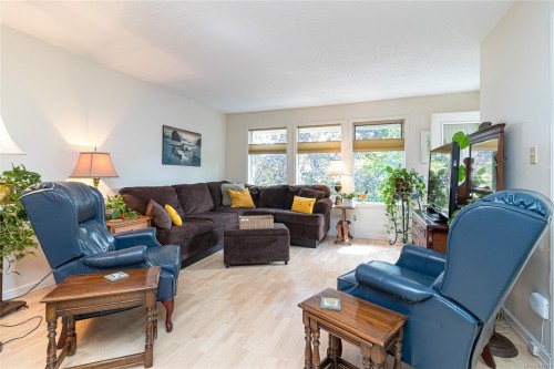 #302-2311 Mills Rd, Sidney, BC - Indoor Photo Showing Living Room