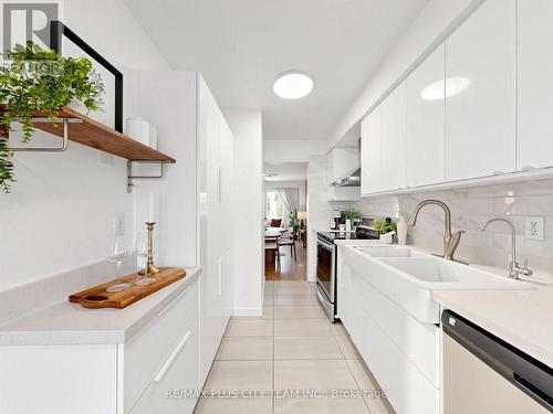 60 Tangle Briar Way, Toronto, ON - Indoor Photo Showing Kitchen