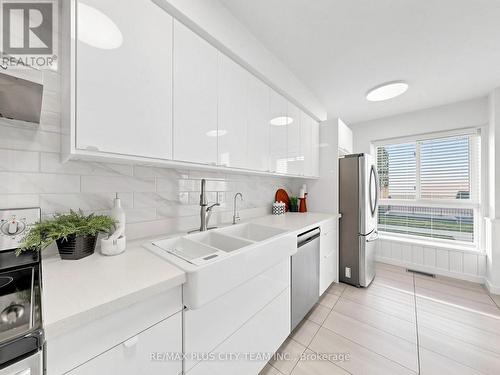 60 Tangle Briar Way, Toronto, ON - Indoor Photo Showing Kitchen