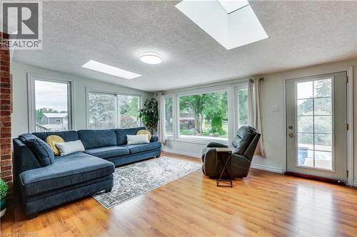 4542 Avenue Road, London, ON - Indoor Photo Showing Living Room