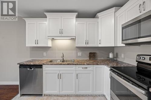 40 Devon Drive, South Huron (Exeter), ON - Indoor Photo Showing Kitchen With Double Sink With Upgraded Kitchen
