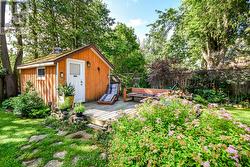 Detached workshop with hydro and a front deck - 