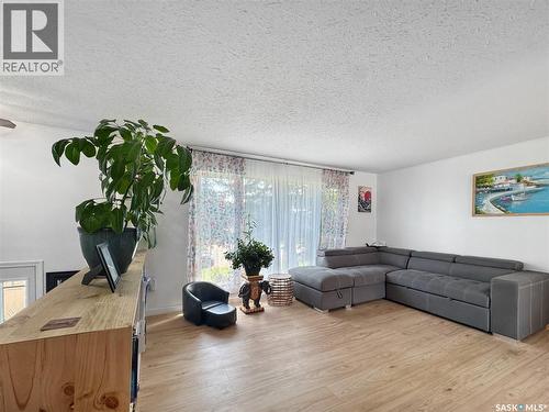 322 35Th Street, Battleford, SK - Indoor Photo Showing Living Room