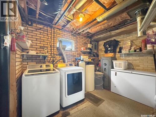 322 35Th Street, Battleford, SK - Indoor Photo Showing Laundry Room
