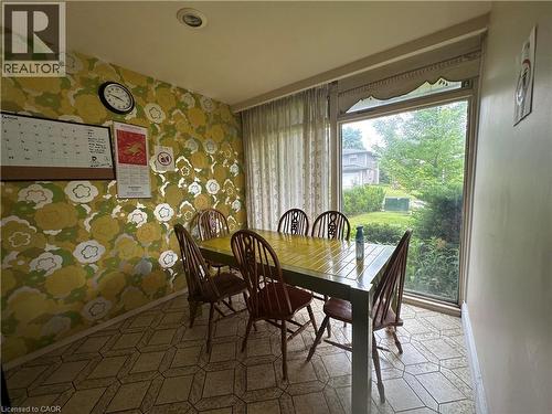 Dining area with pattern wallpaper and recessed lighting - 11 Wilmont Court, Hamilton, ON 