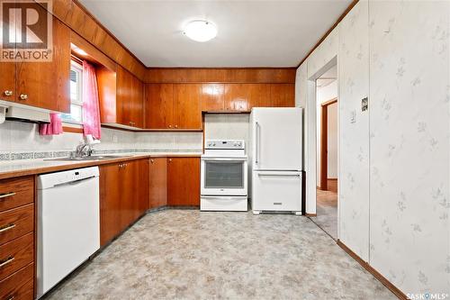 3326 4Th Avenue N, Regina, SK - Indoor Photo Showing Kitchen