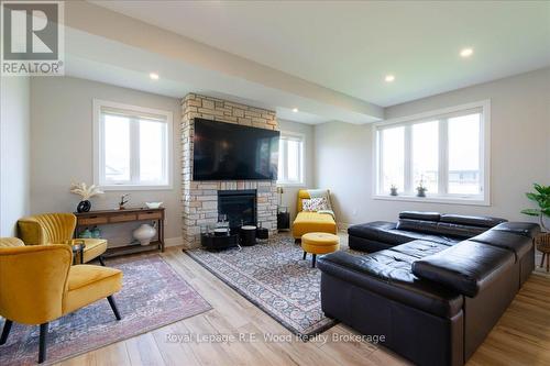 72 Trailview Drive E, Tillsonburg, ON - Indoor Photo Showing Living Room With Fireplace