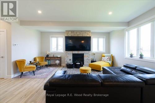 72 Trailview Drive E, Tillsonburg, ON - Indoor Photo Showing Living Room With Fireplace