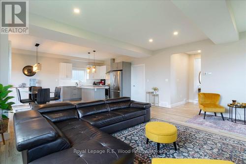 72 Trailview Drive E, Tillsonburg, ON - Indoor Photo Showing Living Room