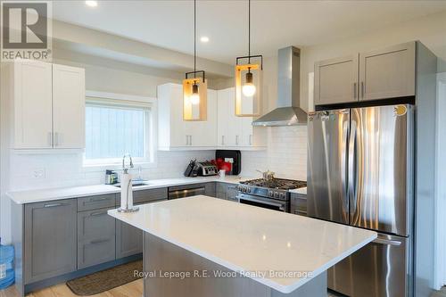 72 Trailview Drive E, Tillsonburg, ON - Indoor Photo Showing Kitchen With Upgraded Kitchen