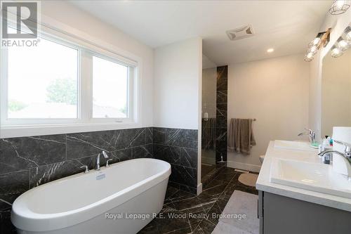 72 Trailview Drive E, Tillsonburg, ON - Indoor Photo Showing Bathroom