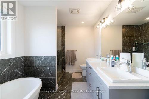 72 Trailview Drive E, Tillsonburg, ON - Indoor Photo Showing Bathroom