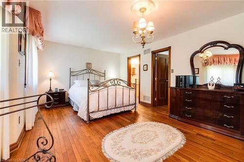 Hardwood flooring, 4-piece ensuite bath, walk-in-closet, Numerous large windows. - 2560 Rugby Road, Mississauga, ON 