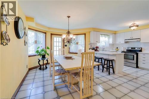 Breakfast area, w/o to deep yard, ceramic flooring. - 2560 Rugby Road, Mississauga, ON 