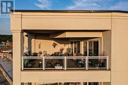Perfect exposure creates a sun-filled terrace - 