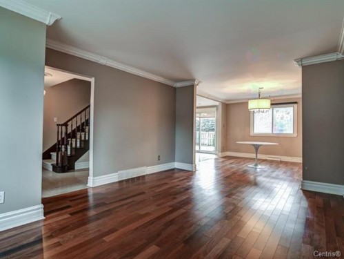Salon - 1690 Rue Tillemont, Brossard, QC - Indoor