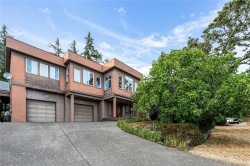1060 Valewood Trail Saanich, BC V8X 5G7