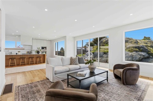 3700 Kootenay Pl, Saanich, BC 