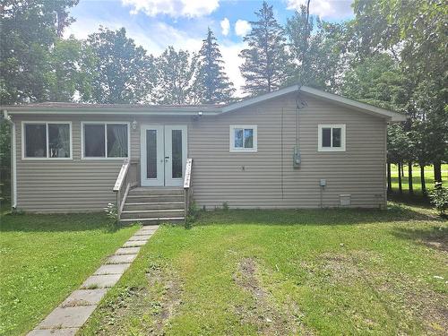 Back of House - 15 Moonlight Bay, Gimli, MB 