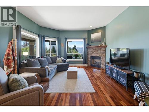 Freshly painted great room with vaulted ceilings - 1115 Bentien Road, Kelowna, BC 