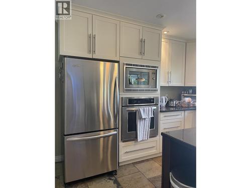 5524 Minnaker Crescent, Fort Nelson, BC - Indoor Photo Showing Kitchen