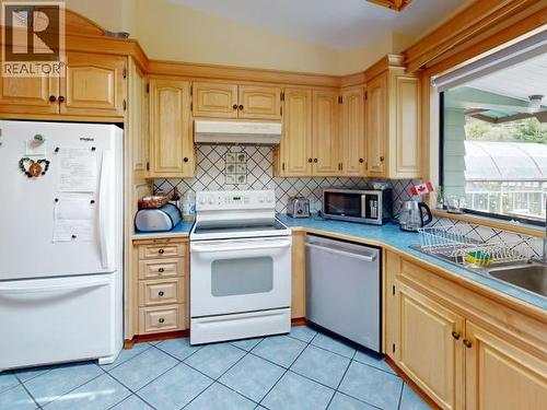 9573 Larson Road, Powell River, BC - Indoor Photo Showing Kitchen