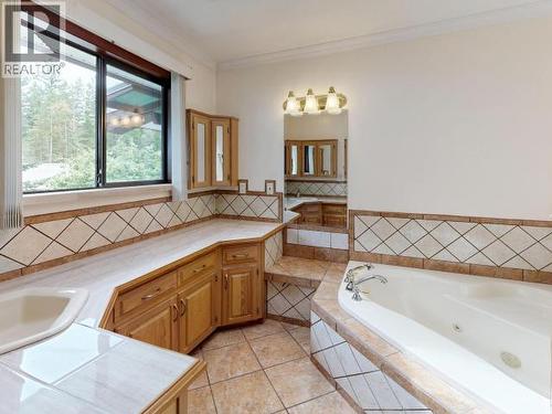 9573 Larson Road, Powell River, BC - Indoor Photo Showing Bathroom