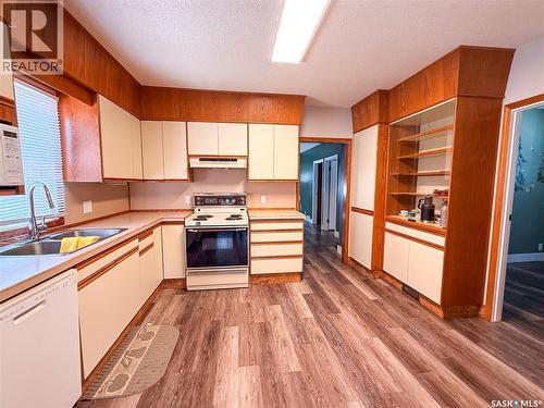 430 3Rd Street E, Shaunavon, SK - Indoor Photo Showing Kitchen With Double Sink
