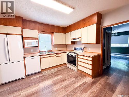 430 3Rd Street E, Shaunavon, SK - Indoor Photo Showing Kitchen With Double Sink