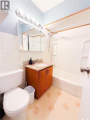 430 3Rd Street E, Shaunavon, SK - Indoor Photo Showing Bathroom