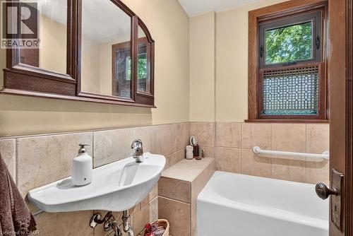526 Burlington Avenue, Burlington, ON - Indoor Photo Showing Bathroom