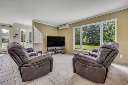 Salon - 142 Rue Du Parc, Shannon, QC 