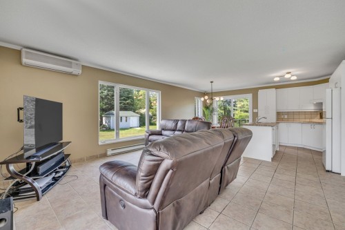 Salon - 142 Rue Du Parc, Shannon, QC 