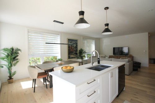Vue d'ensemble - 200-800 Rue De St-Jovite, Mont-Tremblant, QC - Indoor Photo Showing Kitchen With Double Sink
