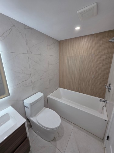 Bathroom - 140-290 Rue Lawrence, Longueuil (Greenfield Park), QC - Indoor Photo Showing Bathroom