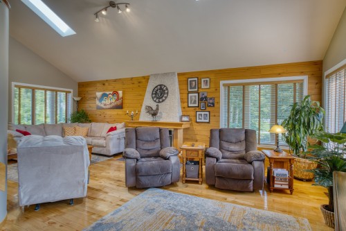 Salon - 275 Ch. Du Mont-Loup-Garou, Sainte-Adèle, QC - Indoor Photo Showing Living Room