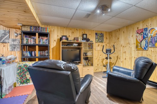 Salle familiale - 275 Ch. Du Mont-Loup-Garou, Sainte-Adèle, QC - Indoor