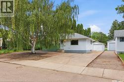 908 X AVENUE N  Saskatoon, SK S7L 3K4