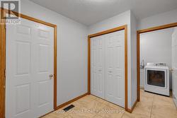 Large Mudroom off 2 car gara - 