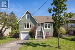 2052 Carrick St  Oak Bay, BC V8R 2M6