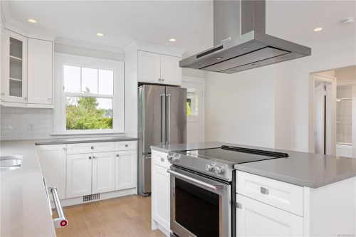2052 Carrick St, Oak Bay, BC 