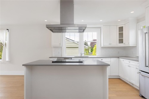 2052 Carrick St, Oak Bay, BC 
